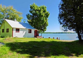 bruce-bay-cottages-lighthouse-photo3
