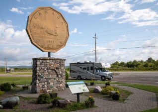 echobay-mlortz-loondollarmonument