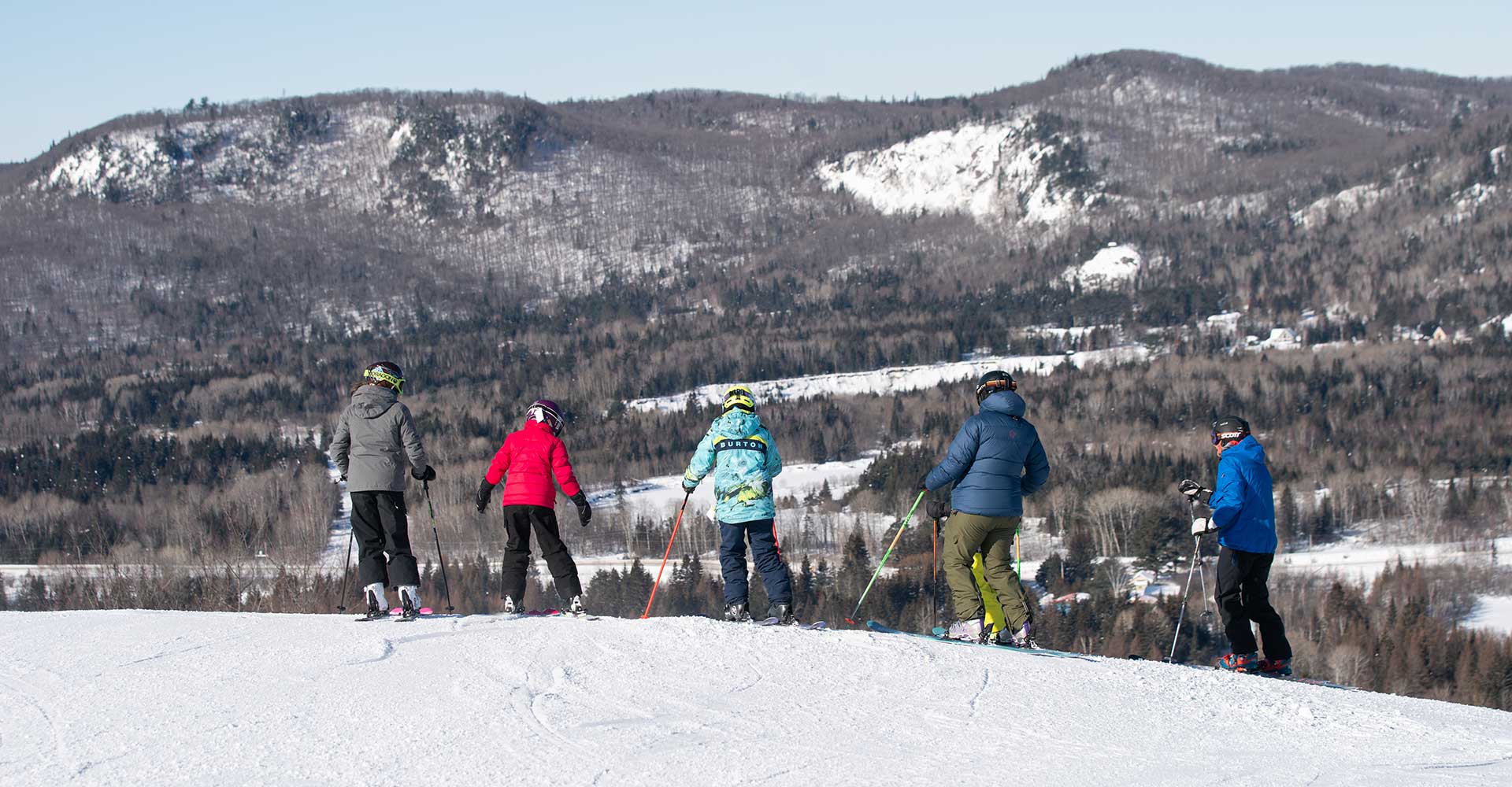 cfield-searchmont-familyskiing