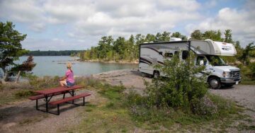 rv-picnictable-lake