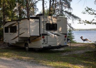 camping-RV-lake